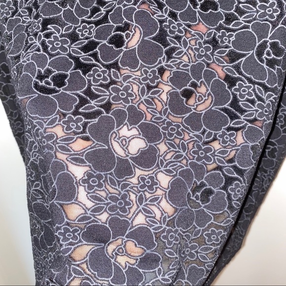 🌴 TOPSHOP Black Floral Tank 🌴 - Picture 3 of 4